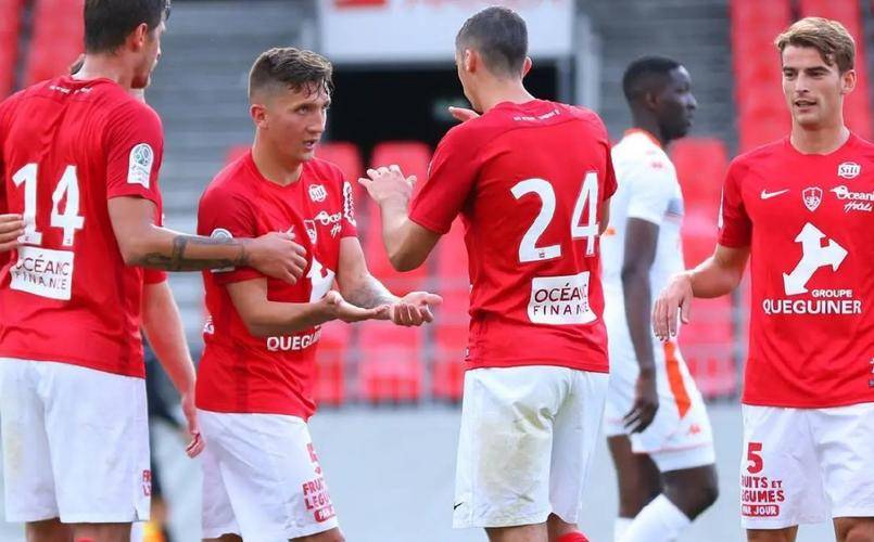 法甲焦点碰撞：布雷斯特主场争胜，朗斯客场欲逆袭